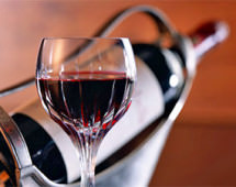 Американские ученые выяснили, что красное вино помогает улучшить пищеварение и снизить артериальное давление