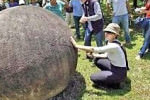 Исследователь из Англии Алтидор Монтгомери снимает фильм о каменных шарах Коста-Рики и Мангышлака