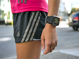 Компания Adidas представила умные часы, наблюдающие за уровнем физической активности человека