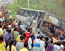 В провинции Чингай в Таиланде с обрыва упал туристический автобус, погибли 17 человек