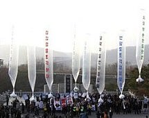 Южнокорейские активисты разоблачают режим Ким Чен Ына воздушными шарами