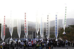 Южнокорейские активисты разоблачают режим Ким Чен Ына воздушными шарами