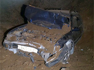 В Благовещенске в 6-метровую яму провалилась машина с пассажирами