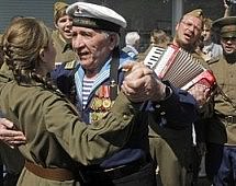 Ветераны Владивостока танцуют вальс в Адмиральском сквере