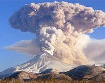 Извергающийся на Камчатке вулкан Шивелуч выбросил столб пепла на высоту 10 км