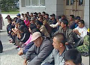 В Благовещенске у здания амурского правительства граждане КНР устроили пикет
