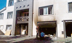 В Днепропетровске группа неизвестных сожгла дом оппозиционера Олега Царева