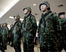 Армия Таиланда, для сохранения закона и порядка, ввела в стране военное положение